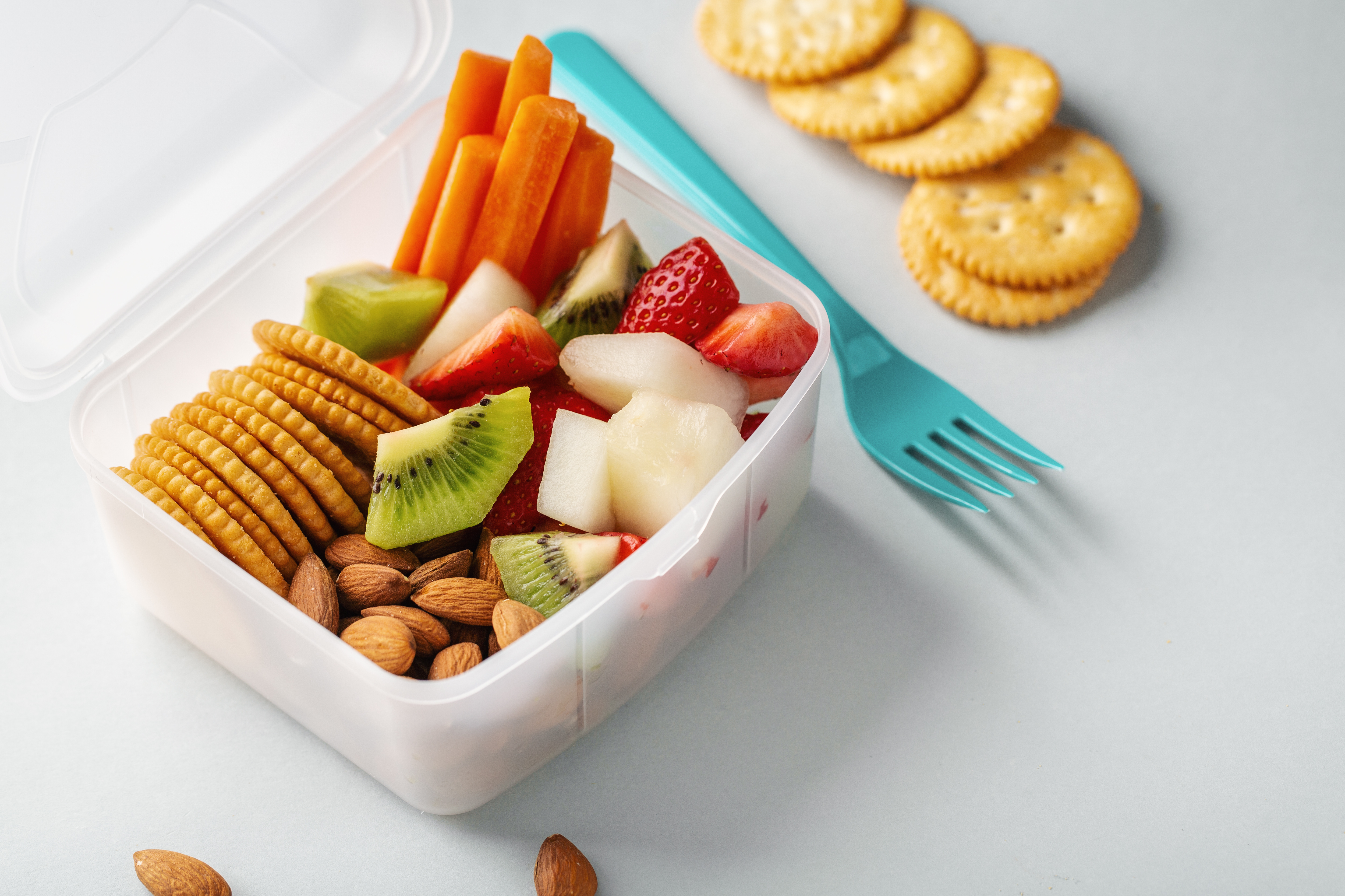 lunch-go-with-fruits-box Food photo created by valeria_aksakova - www.freepik.com